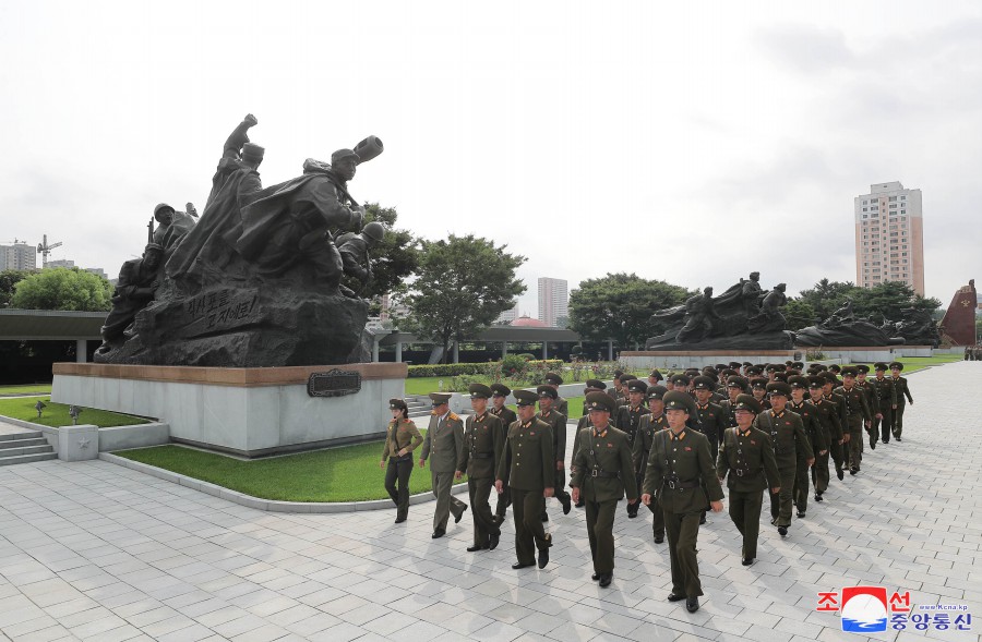 祖国解放战争胜利７０周年庆祝活动参加者参观万景台和平壤市各处