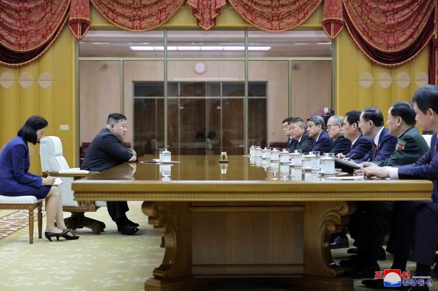 경애하는 김정은동지께서 중화인민공화국 당 및 정부대표단을 접견하시고 연회에 초대하시였다