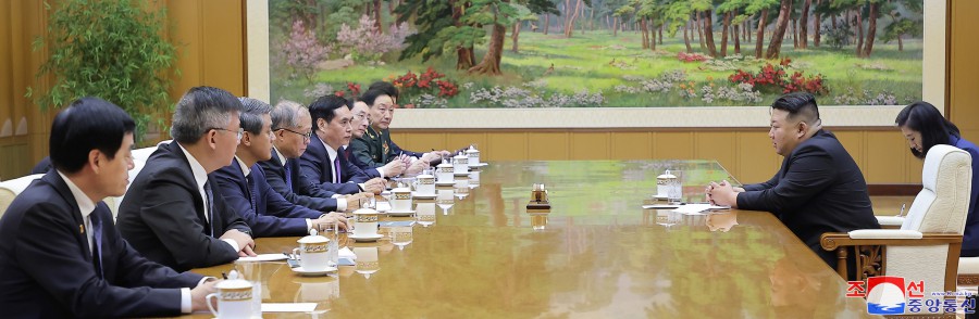 경애하는 김정은동지께서 중화인민공화국 당 및 정부대표단을 접견하시고 연회에 초대하시였다