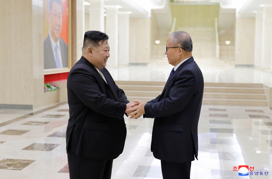 경애하는 김정은동지께서 중화인민공화국 당 및 정부대표단을 접견하시고 연회에 초대하시였다