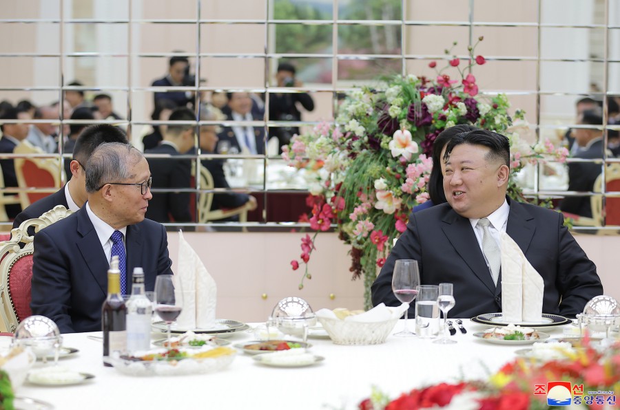 경애하는 김정은동지께서 중화인민공화국 당 및 정부대표단을 접견하시고 연회에 초대하시였다