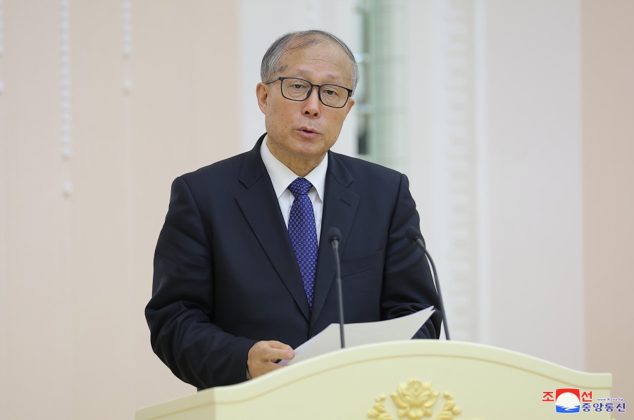경애하는 김정은동지께서 중화인민공화국 당 및 정부대표단을 접견하시고 연회에 초대하시였다