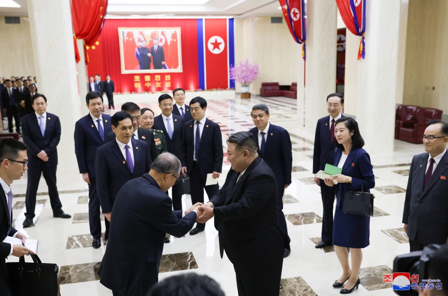 경애하는 김정은동지께서 중화인민공화국 당 및 정부대표단을 접견하시고 연회에 초대하시였다