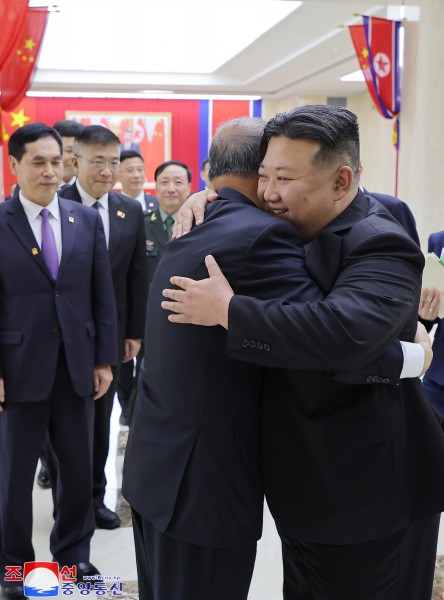 경애하는 김정은동지께서 중화인민공화국 당 및 정부대표단을 접견하시고 연회에 초대하시였다