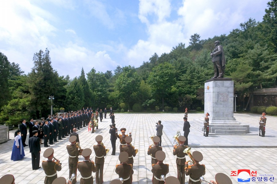 中华人民共和国党政代表团向中国人民志愿军烈士陵园敬献花篮