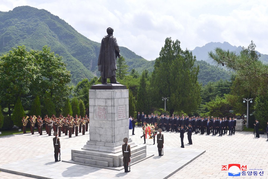 中华人民共和国党政代表团向中国人民志愿军烈士陵园敬献花篮