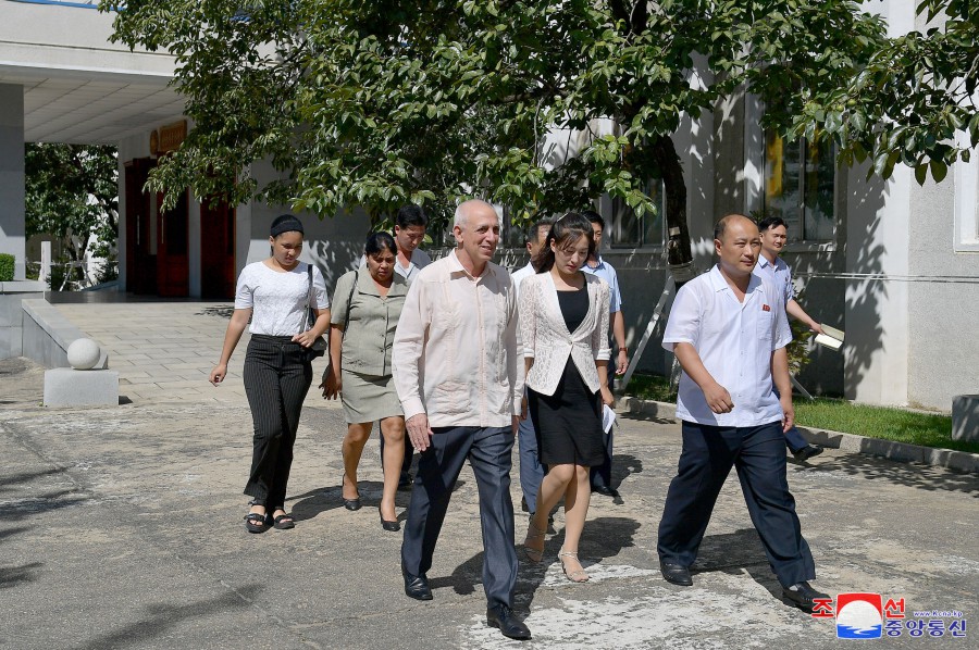 Miembros de embajada cubana visitan la Escuela de Lenguas Extranjeras