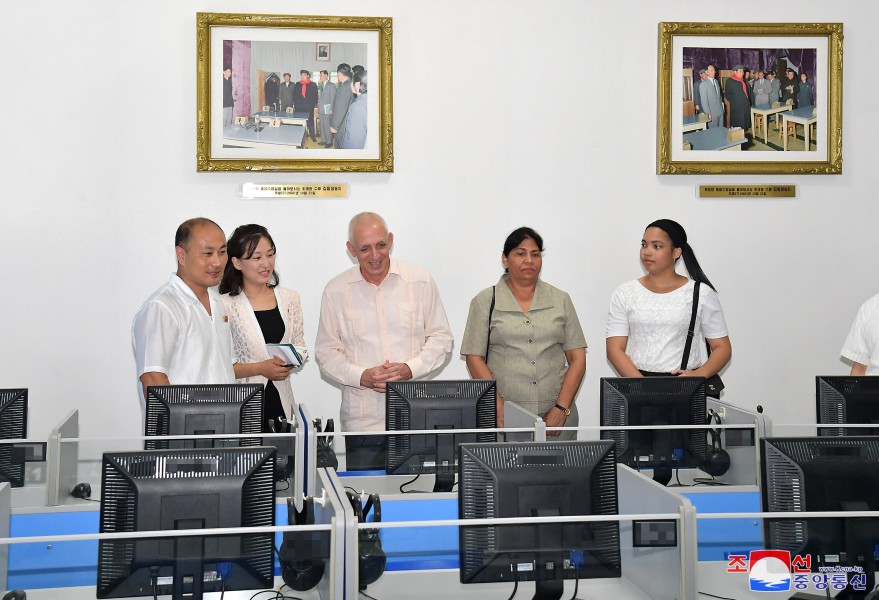 Miembros de embajada cubana visitan la Escuela de Lenguas Extranjeras