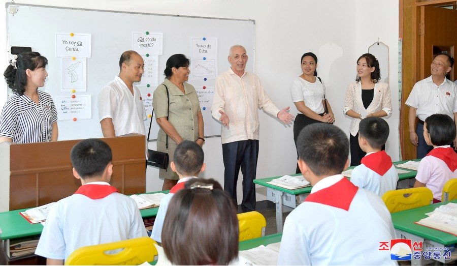 Miembros de embajada cubana visitan la Escuela de Lenguas Extranjeras