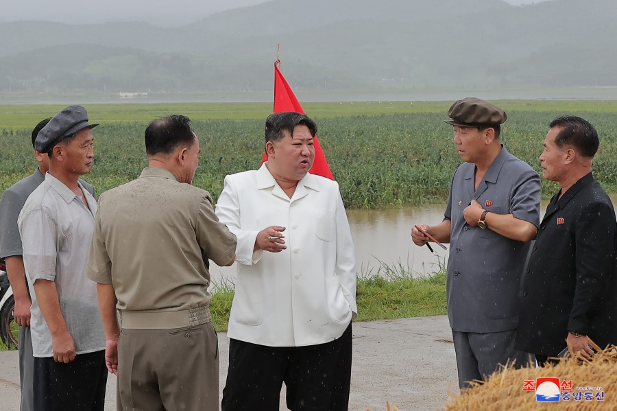 경애하는 김정은동지께서 강원도 안변군 오계리일대의 태풍피해현장을 돌아보시였다