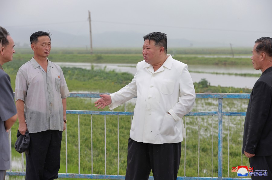 경애하는 김정은동지께서 강원도 안변군 오계리일대의 태풍피해현장을 돌아보시였다
