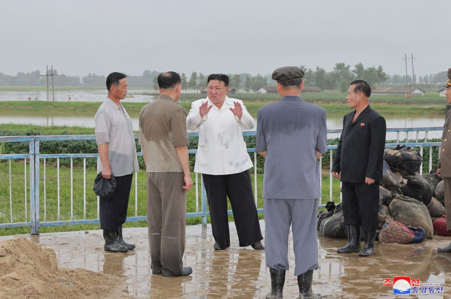 경애하는 김정은동지께서 강원도 안변군 오계리일대의 태풍피해현장을 돌아보시였다