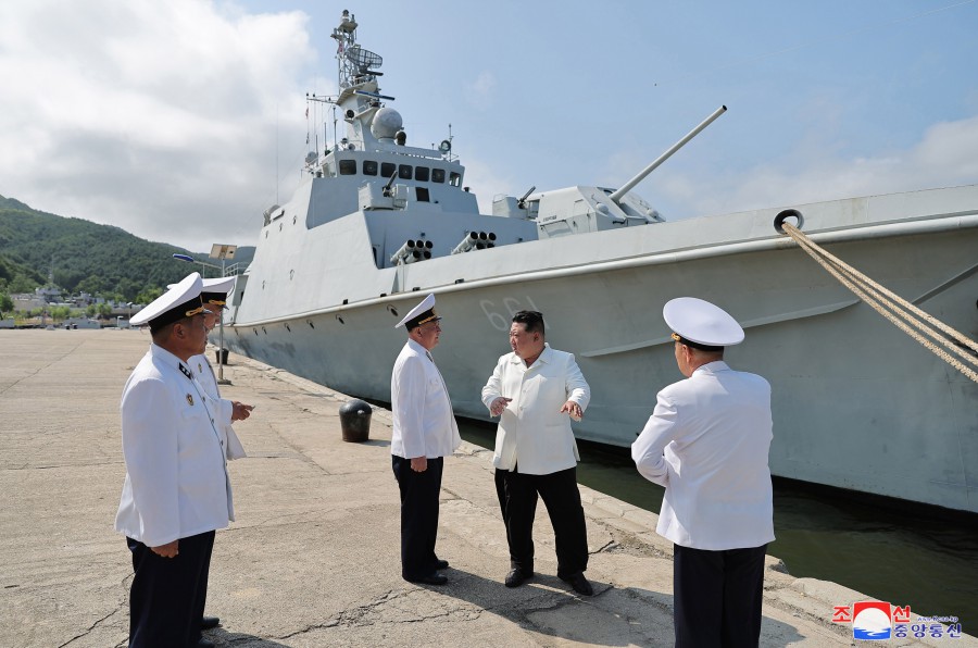 경애하는 김정은동지께서 오중흡7련대칭호를 수여받은 조선인민군 해군 동해함대 근위 제2수상함전대를 시찰하시였다