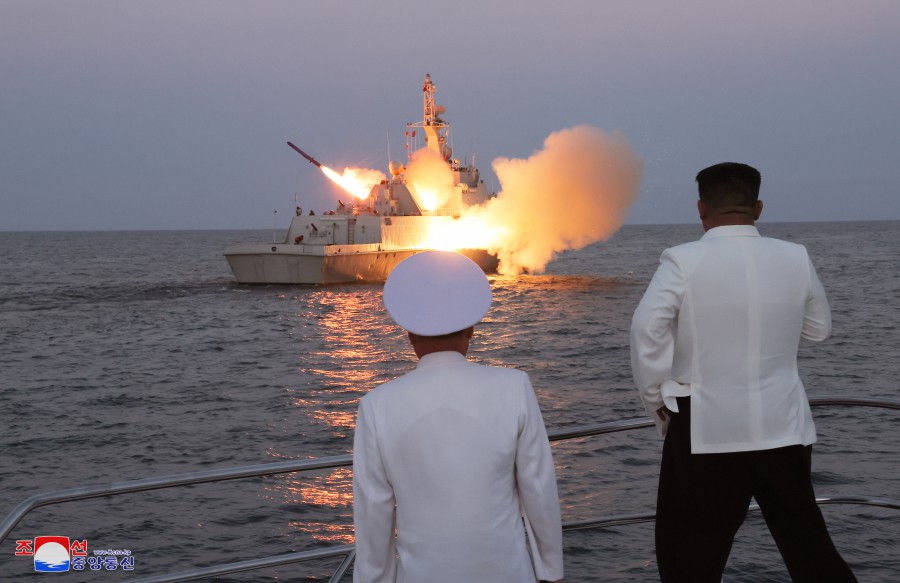 경애하는 김정은동지께서 오중흡7련대칭호를 수여받은 조선인민군 해군 동해함대 근위 제2수상함전대를 시찰하시였다