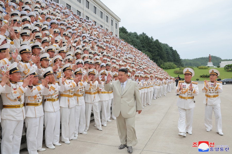 敬爱的金正恩同志访问朝鲜人民军海军司令部祝贺海军节