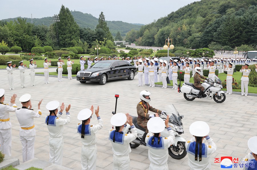 敬爱的金正恩同志访问朝鲜人民军海军司令部祝贺海军节