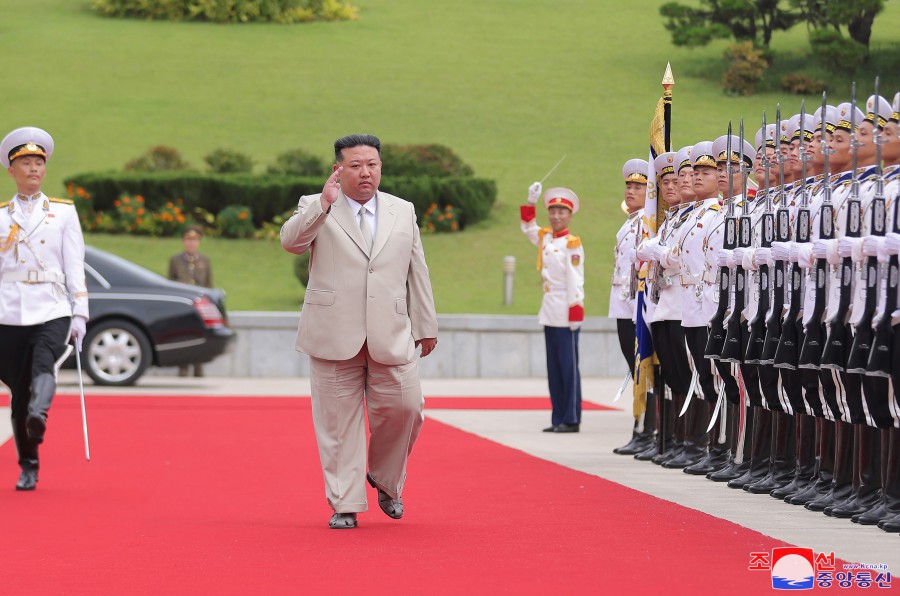 敬爱的金正恩同志访问朝鲜人民军海军司令部祝贺海军节