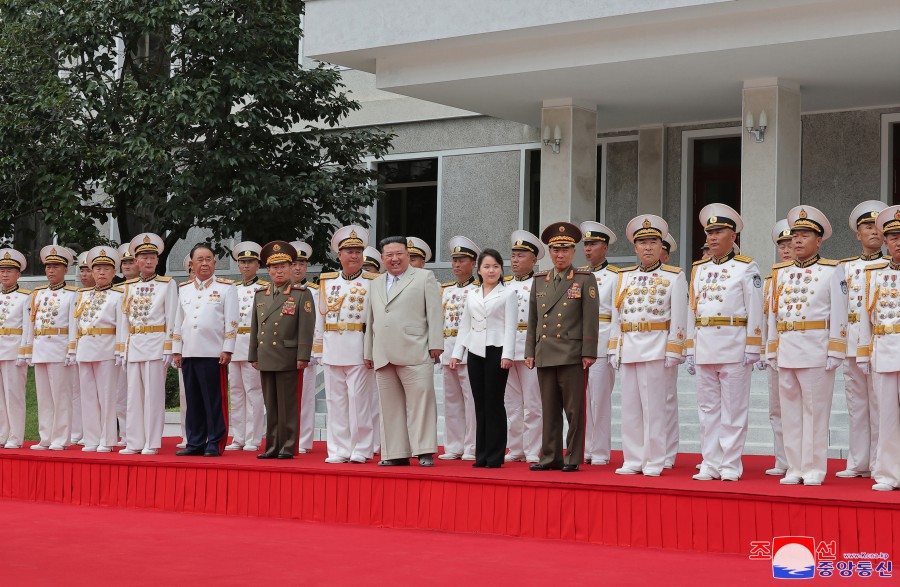 敬爱的金正恩同志访问朝鲜人民军海军司令部祝贺海军节
