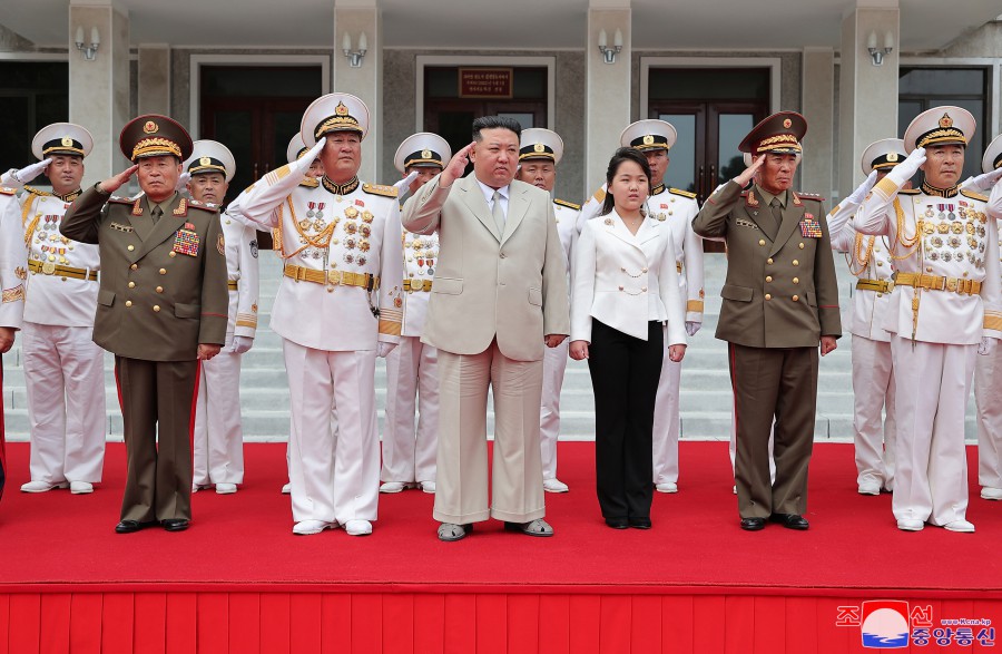 敬爱的金正恩同志访问朝鲜人民军海军司令部祝贺海军节
