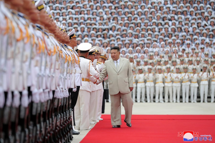 敬爱的金正恩同志访问朝鲜人民军海军司令部祝贺海军节