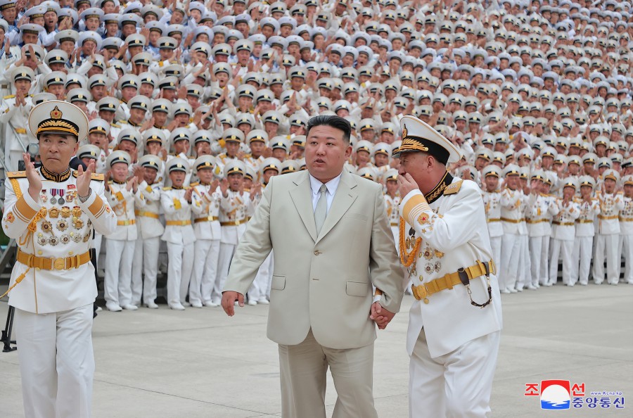 敬爱的金正恩同志访问朝鲜人民军海军司令部祝贺海军节