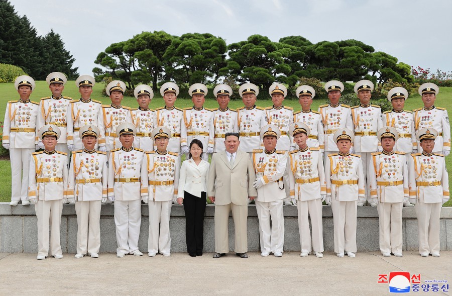 敬爱的金正恩同志访问朝鲜人民军海军司令部祝贺海军节