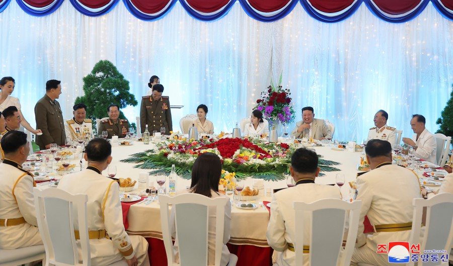 경애하는 김정은동지께서 해군절경축연회를 마련하시였다