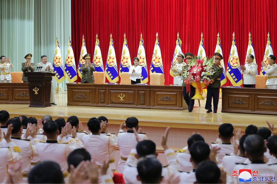 敬爱的金正恩同志访问朝鲜人民军海军司令部祝贺海军节