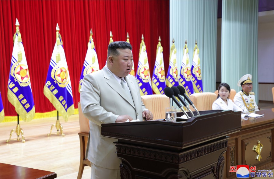 敬爱的金正恩同志访问朝鲜人民军海军司令部祝贺海军节