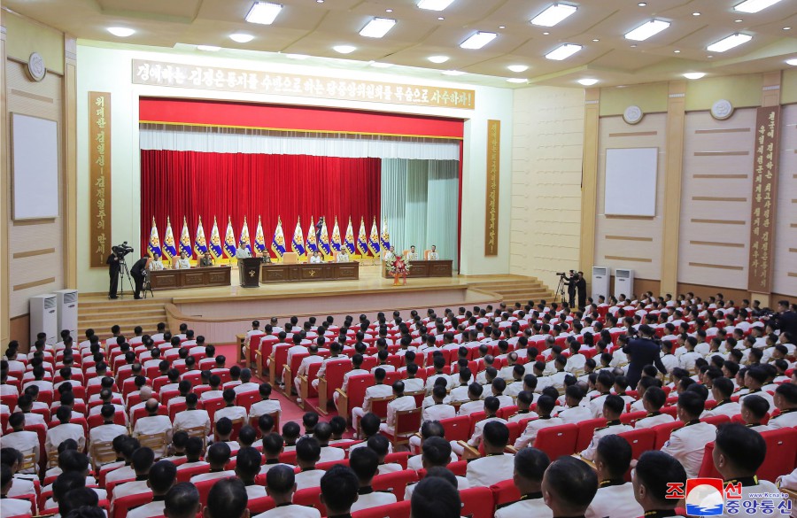 敬爱的金正恩同志访问朝鲜人民军海军司令部祝贺海军节