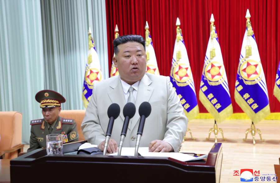 敬爱的金正恩同志访问朝鲜人民军海军司令部祝贺海军节