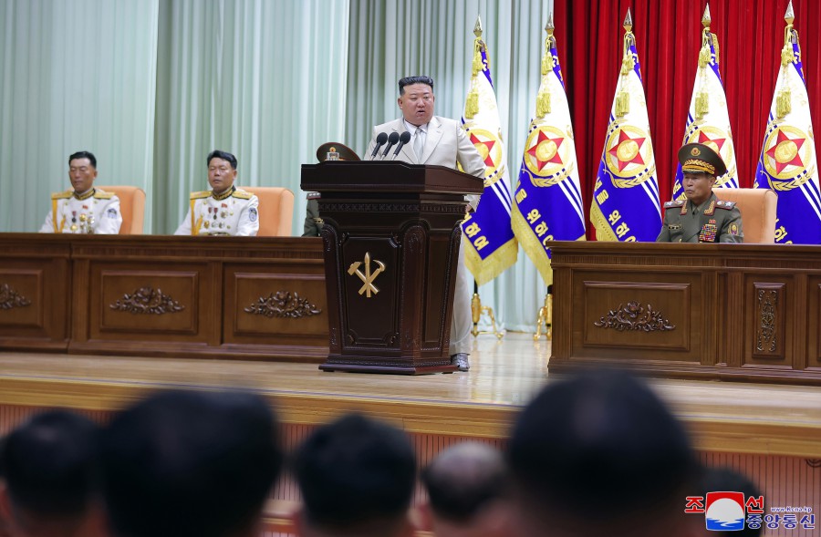敬爱的金正恩同志访问朝鲜人民军海军司令部祝贺海军节