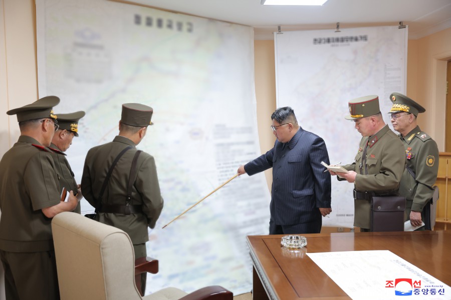 경애하는 김정은동지께서 조선인민군 총참모부 훈련지휘소를 방문하시고 전군지휘훈련진행정형을 료해하시였다