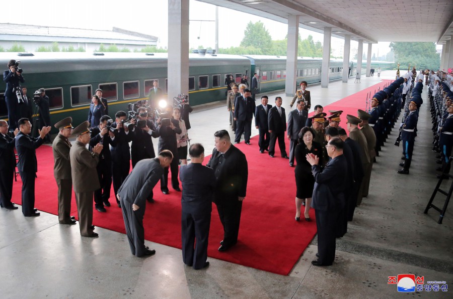 조선로동당 총비서이시며 조선민주주의인민공화국 국무위원장이신 경애하는 김정은동지께서 로씨야련방을 방문하시기 위하여 평양을 출발하시였다