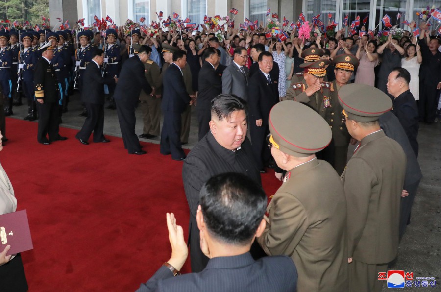 조선로동당 총비서이시며 조선민주주의인민공화국 국무위원장이신 경애하는 김정은동지께서 로씨야련방을 방문하시기 위하여 평양을 출발하시였다