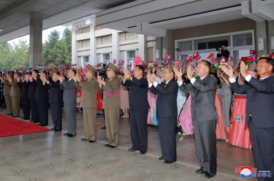 조선로동당 총비서이시며 조선민주주의인민공화국 국무위원장이신 경애하는 김정은동지께서 로씨야련방을 방문하시기 위하여 평양을 출발하시였다