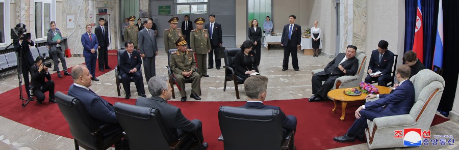 조선로동당 총비서이시며 조선민주주의인민공화국 국무위원장이신 경애하는 김정은동지께서 로씨야련방의 국경역 하싼에 도착하시였다