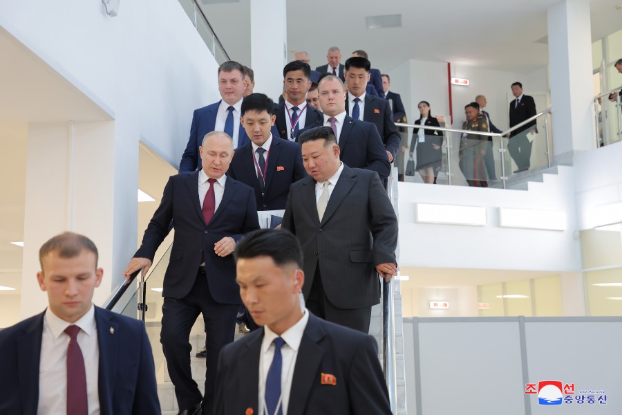 ﻿Президент РФ Владимир Владимирович Путин устроил прием в честь уважаемого товарища Ким Чен Ына
