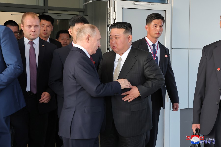 ﻿Президент РФ Владимир Владимирович Путин устроил прием в честь уважаемого товарища Ким Чен Ына