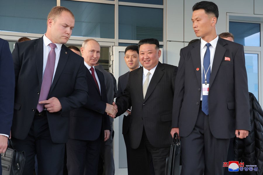 ﻿Президент РФ Владимир Владимирович Путин устроил прием в честь уважаемого товарища Ким Чен Ына