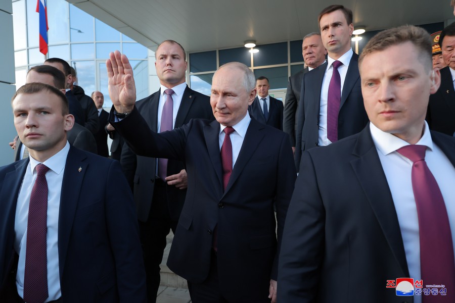 ﻿Президент РФ Владимир Владимирович Путин устроил прием в честь уважаемого товарища Ким Чен Ына