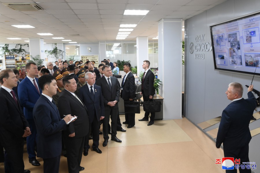 조선로동당 총비서이시며 조선민주주의인민공화국 국무위원장이신 경애하는 김정은동지께서 유.아.가가린명칭 꼼쏘몰스크-나-아무레비행기공장을 참관하시였다