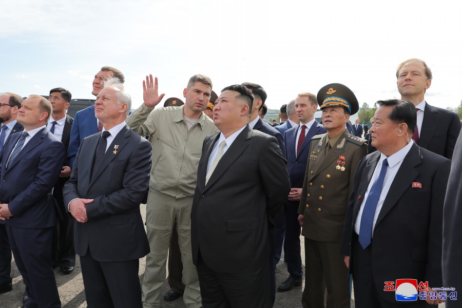 조선로동당 총비서이시며 조선민주주의인민공화국 국무위원장이신 경애하는 김정은동지께서 유.아.가가린명칭 꼼쏘몰스크-나-아무레비행기공장을 참관하시였다