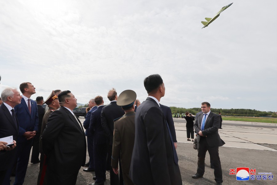 조선로동당 총비서이시며 조선민주주의인민공화국 국무위원장이신 경애하는 김정은동지께서 유.아.가가린명칭 꼼쏘몰스크-나-아무레비행기공장을 참관하시였다