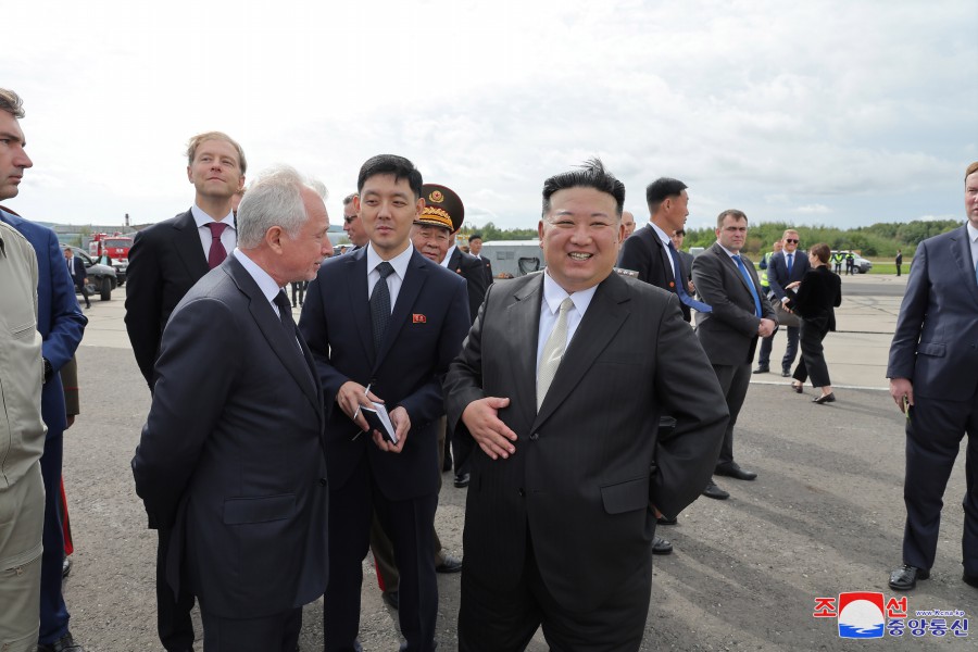 조선로동당 총비서이시며 조선민주주의인민공화국 국무위원장이신 경애하는 김정은동지께서 유.아.가가린명칭 꼼쏘몰스크-나-아무레비행기공장을 참관하시였다