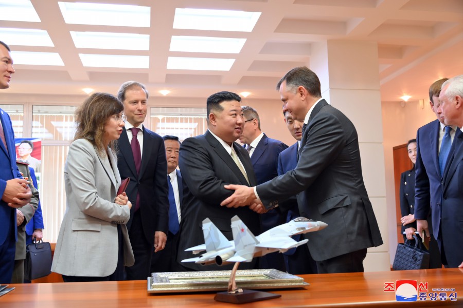 조선로동당 총비서이시며 조선민주주의인민공화국 국무위원장이신 경애하는 김정은동지께서 유.아.가가린명칭 꼼쏘몰스크-나-아무레비행기공장을 참관하시였다