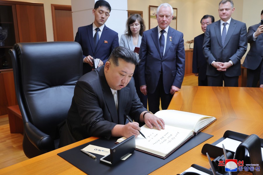 조선로동당 총비서이시며 조선민주주의인민공화국 국무위원장이신 경애하는 김정은동지께서 유.아.가가린명칭 꼼쏘몰스크-나-아무레비행기공장을 참관하시였다