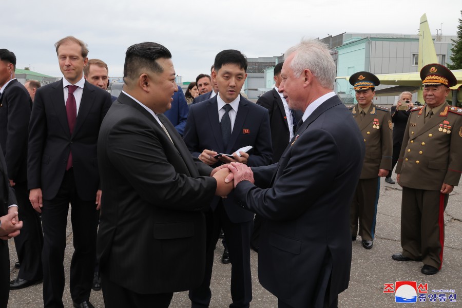 조선로동당 총비서이시며 조선민주주의인민공화국 국무위원장이신 경애하는 김정은동지께서 유.아.가가린명칭 꼼쏘몰스크-나-아무레비행기공장을 참관하시였다