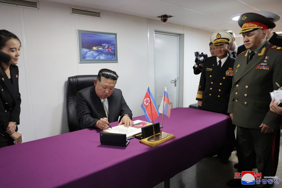 조선로동당 총비서이시며 조선민주주의인민공화국 국무위원장이신 경애하는 김정은동지께서 로씨야련방 울라지보스또크시를 방문하시였다