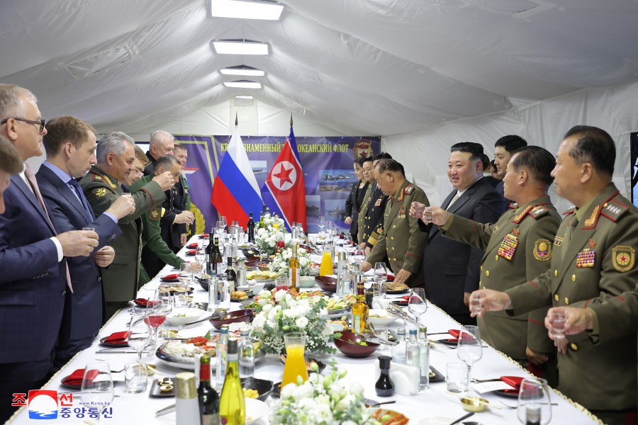 조선로동당 총비서이시며 조선민주주의인민공화국 국무위원장이신 경애하는 김정은동지께서 로씨야련방 울라지보스또크시를 방문하시였다